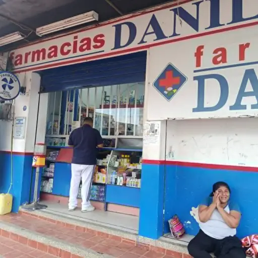 Manta se adapta al toque de queda: Farmacias cierran por seguridad, panaderías reorganizan y taxistas suspenden turnos