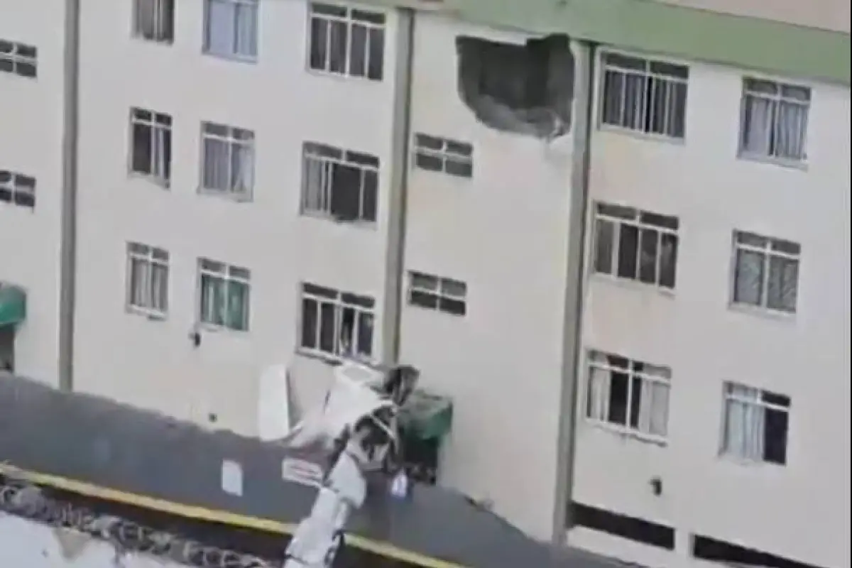 La avioneta se impactó contra un edficio de departamentos y luego cayó al parqueadero del mismo., Foto: Agencias