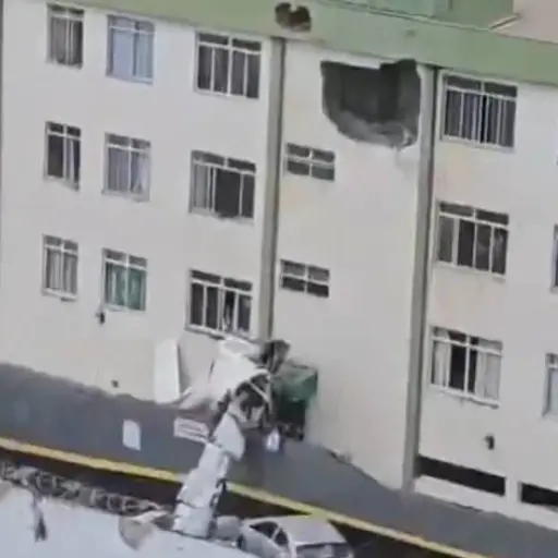 Piloto y copiloto murieron tras el impacto de avioneta contra edificio en zona residencial de Brasil