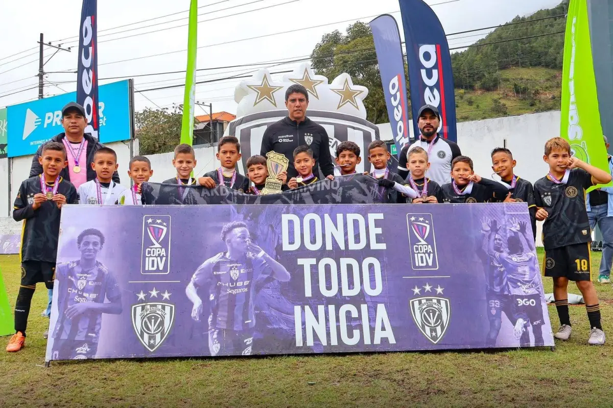 Los niños lucen con emoción su nuevo triunfo., Cortesía.