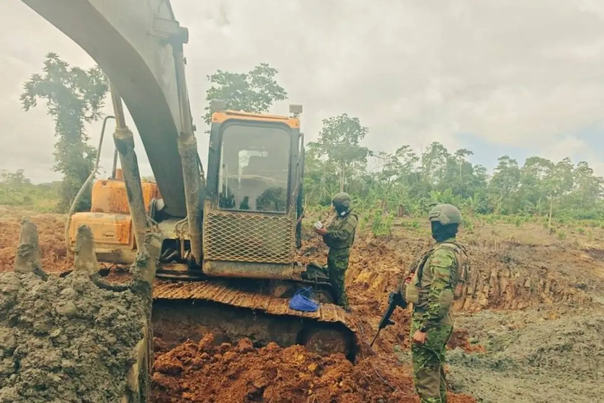 En el lugar se encontraron maquinarias con las que hacían la extracción de tierra., Cortesía