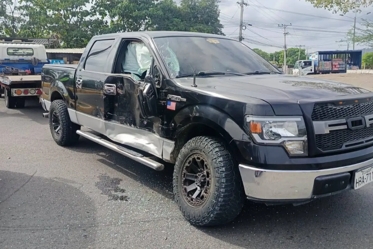 La camioneta recibió el impacto del camión en la puerta del copiloto., Cortesía