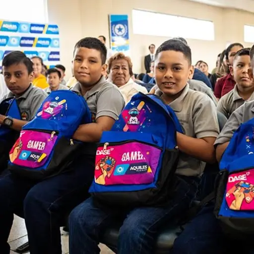 Más de 1.500 estudiantes reciben kits escolares en unidad educativa de Guayaquil