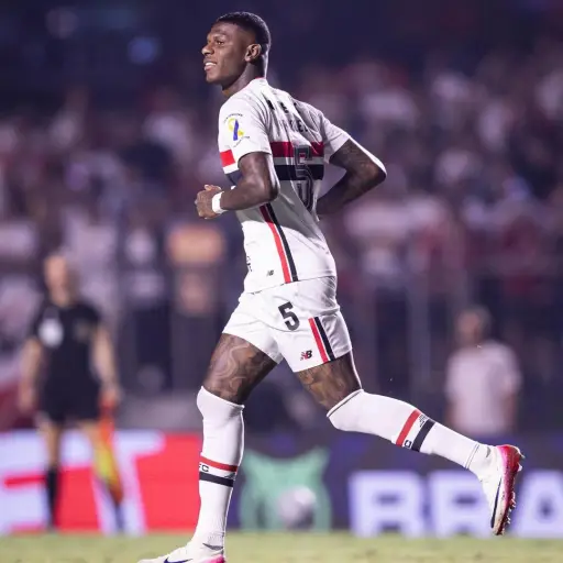 Robert Arboleda reaparece en Sao Paulo tras semanas de ausencia y recibe sanción económica