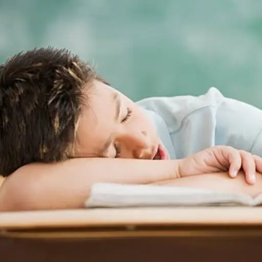 Evita mañanas caóticas: así puedes ajustar el sueño de tu hijo para la escuela