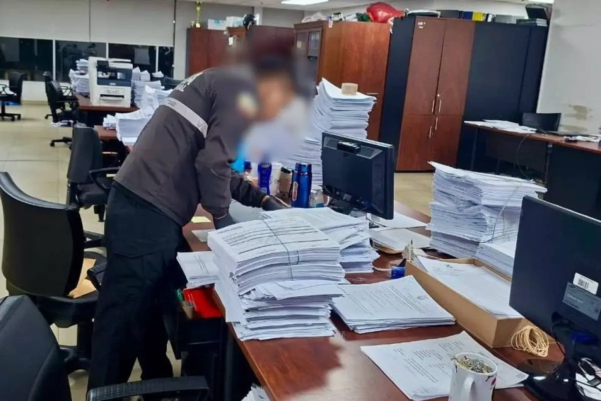 El operativo involucró a una institución pública en Quito, pero no se precisó de cuál se trataba., Foto: X Fiscalía 