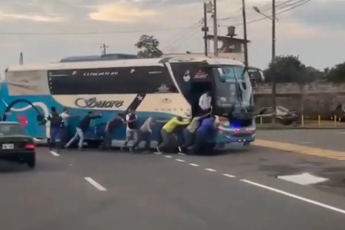 El bus de pasajeros es empujado hacia una gasolinera ubicado aun costado de la vía Santo Domingo-Quevedo., Foto: Captura de pantalla