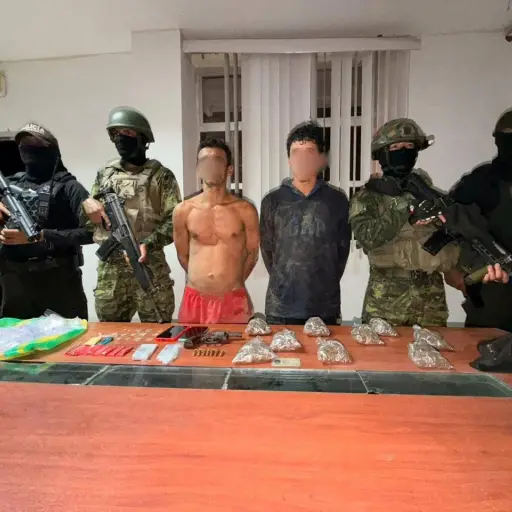 Capturan a dos sospechosos con droga y armamento en control policial