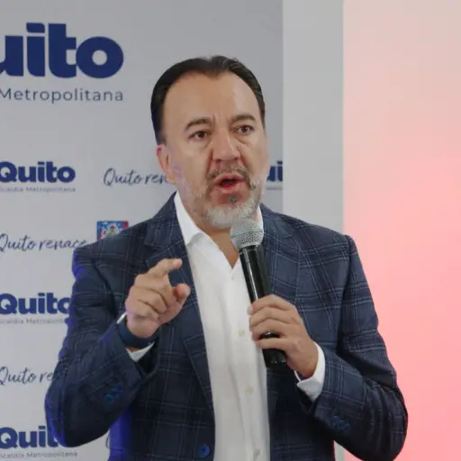 Pabel Muñoz intensifica sanciones a transportistas ante crisis de movilidad en Quito