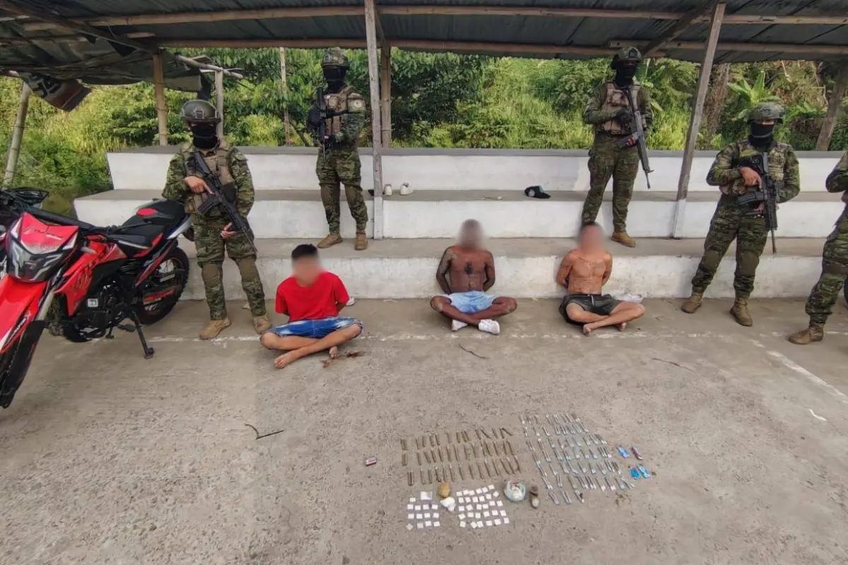 Los detenidos junto a las evidencias incautadas durante el operativo., Cortesía