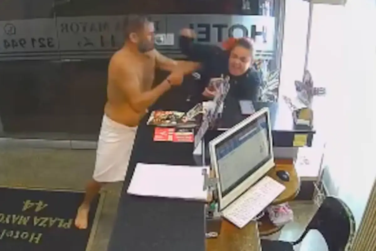 La agresión del cliente del hotel hacia la recepcionista quedó registrado por las cámaras del establecimiento., Foto:  Captura de pantalla