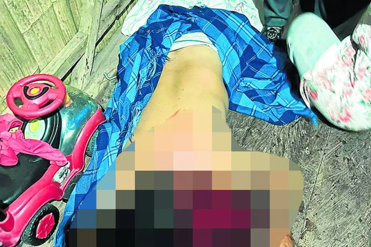 El cuerpo de la víctima quedó en el piso de madera dentro de la vivienda., ED