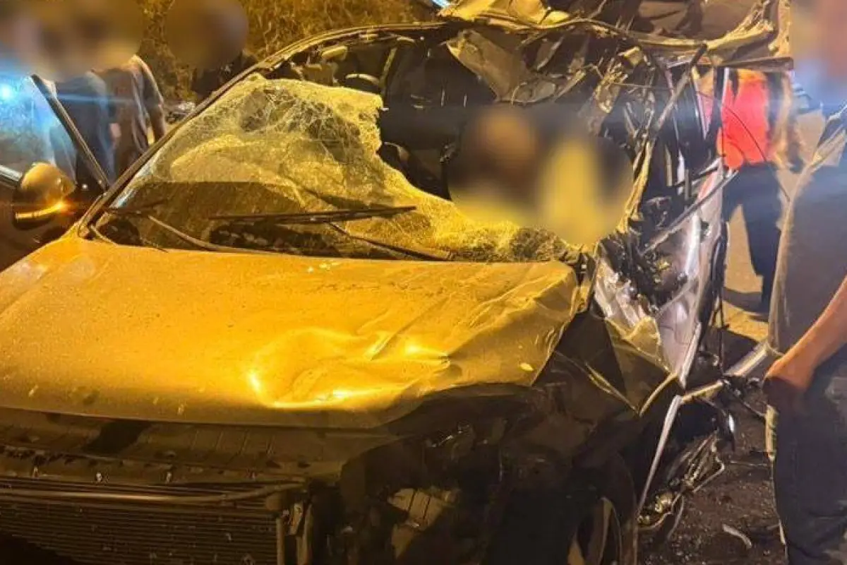 La mujer quedó entre los hierros retorcidos del vehículo., Cortesía