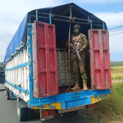 Decomisan 2.800 galones de combustible ilegal en un operativo en Santa Elena  