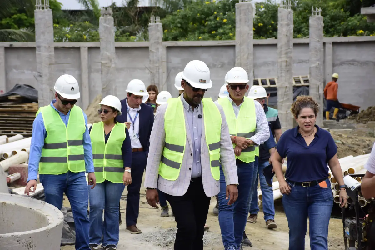 Los concejales de Portoviejo durante un recorrido, El Diario