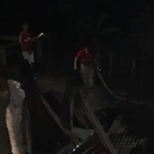 Incendio destruye vivienda en El Carmen mientras vecinos intentan controlarlo