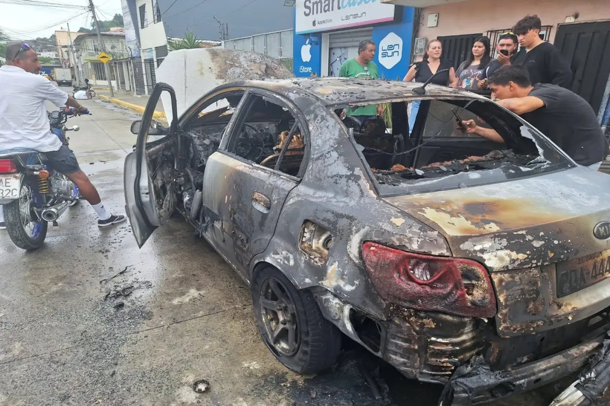 El carro quedó completamente incinerado en su interior., El Diario