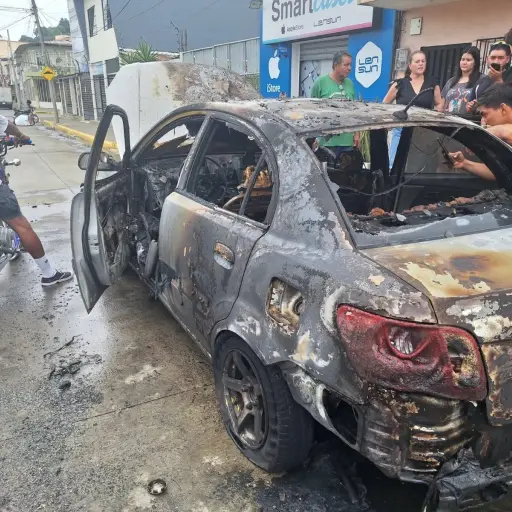 Carro se quema cuando iba en plena circulación en Portoviejo