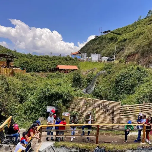 Tragedia en Otavalo: gerente de parque temático muere tras caer de un puente colgante al intentar rescate