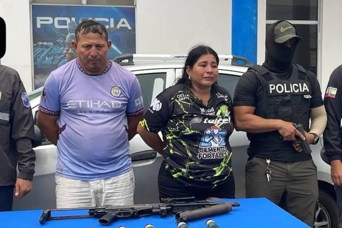 Los dos sospechosos que fueron detenidos porque poseían un lanza granadas en Machala., Foto:P0licía Nacional