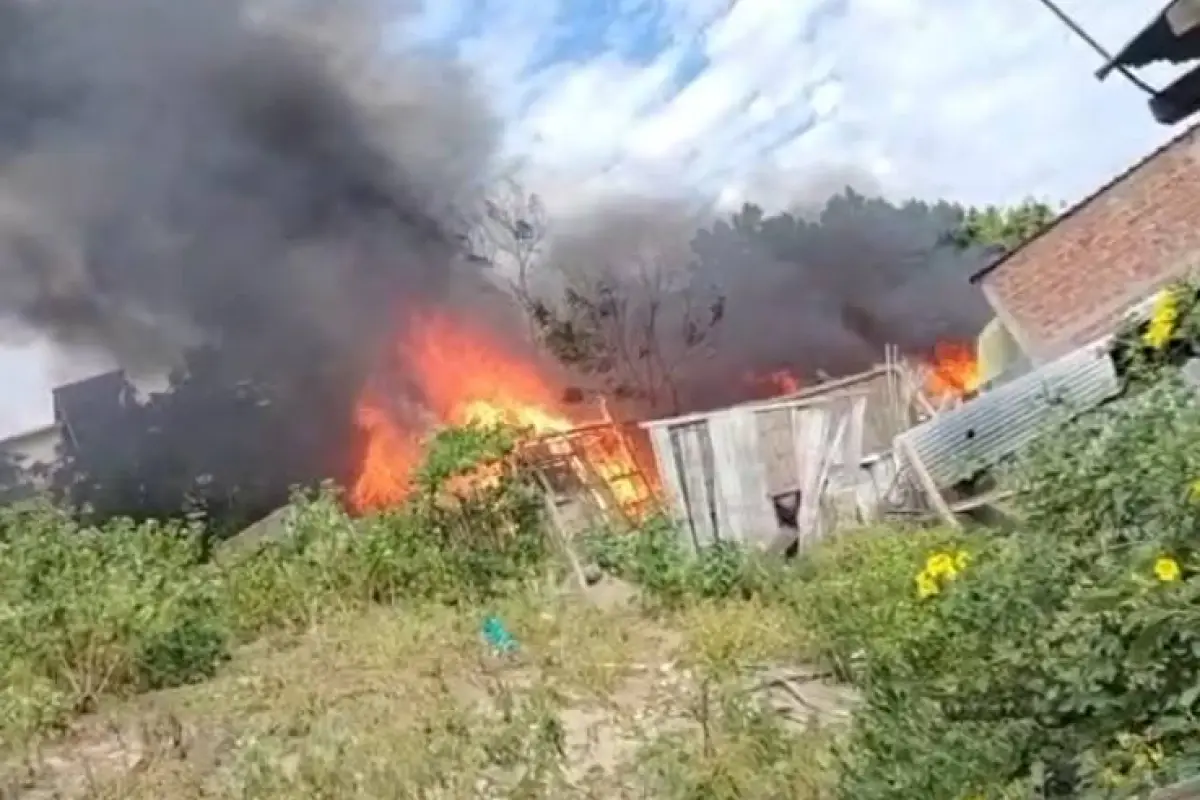Las llamas destruyeronn completamente la vivienda de caña en el barrio Abdón Calderón de Manta. , Foto: El Diario