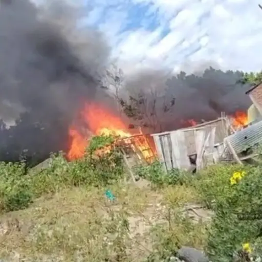 Incendio redujo a cenizas una vivienda en barrio de Manta y dejó a una familia sin nada