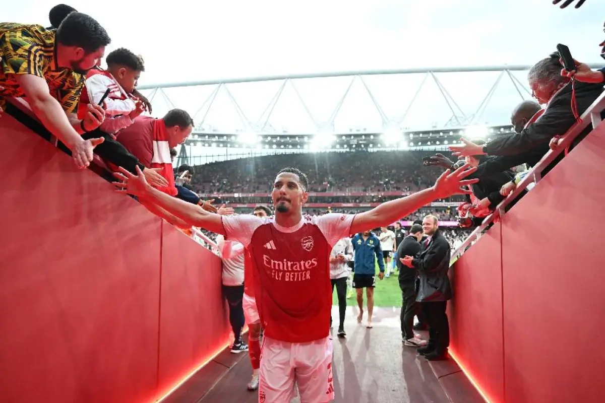 Jugadores del Arsenal ovacionados por los hinchas tras la goleada que lo acerca al título de la Premier League., Foto: X Arsenal FC