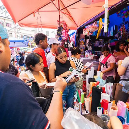 Feriado impulsa ventas en corredores escolares de Guayaquil: familias buscan precios bajos antes del inicio de clases