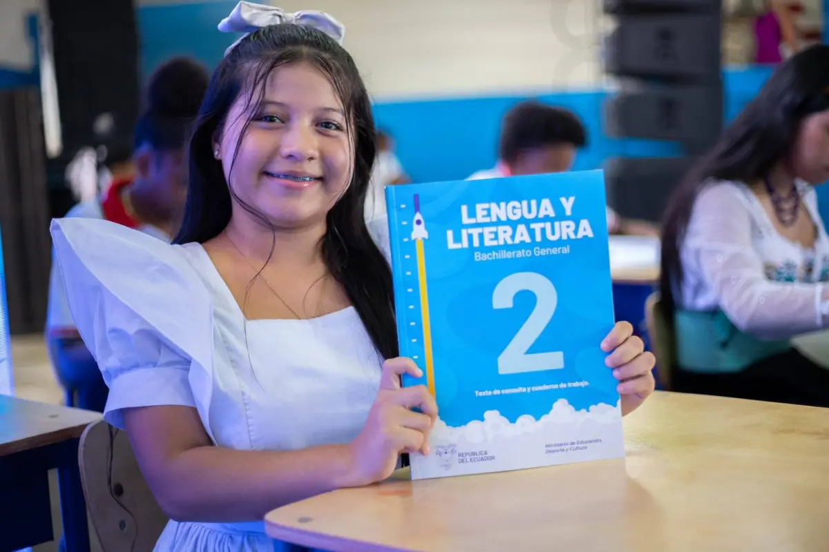 Estudiantes en jornada nocturna por toque de queda en Ecuador mayo 2026