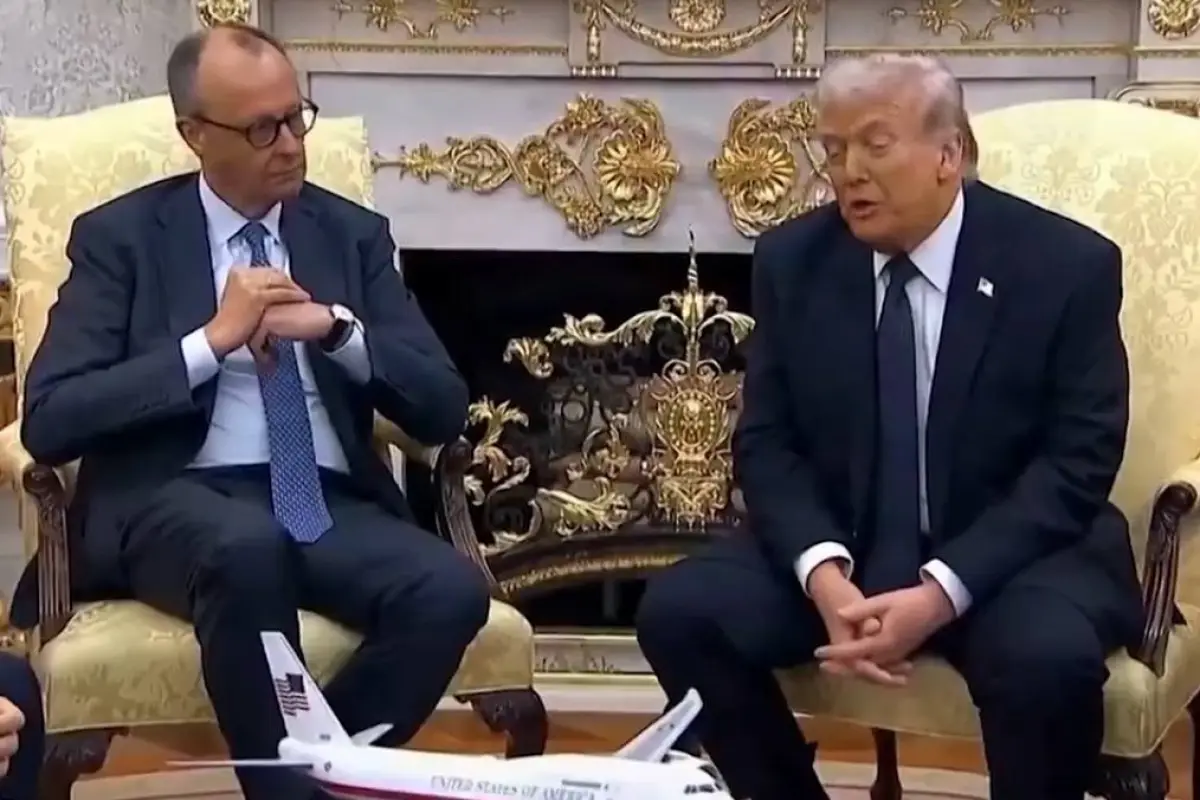 Foto del presidente Donald Trump y el canciller alemán Friedrich Merz durante una reunión diplomática., Cortesía