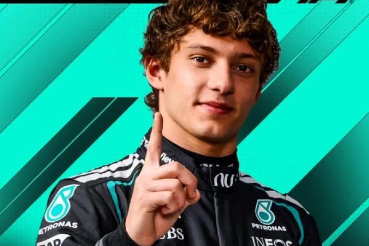 El piloto italiano de Fórmula 1 Kimi Antonelli con los colores de Mercedes