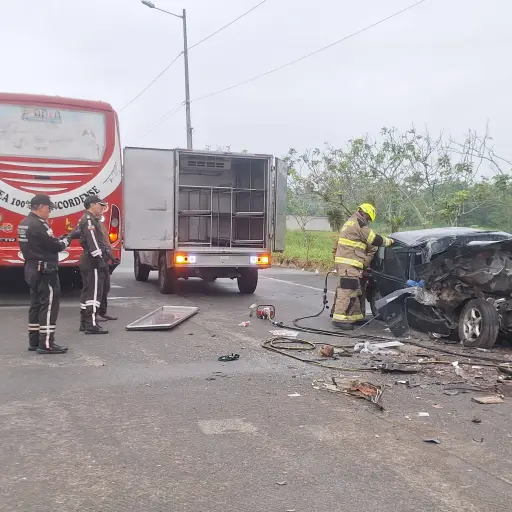 Accidente en feriado termina en tragedia: cuatro miembros de una familia murieron en la vía Santo Domingo - La Concordia