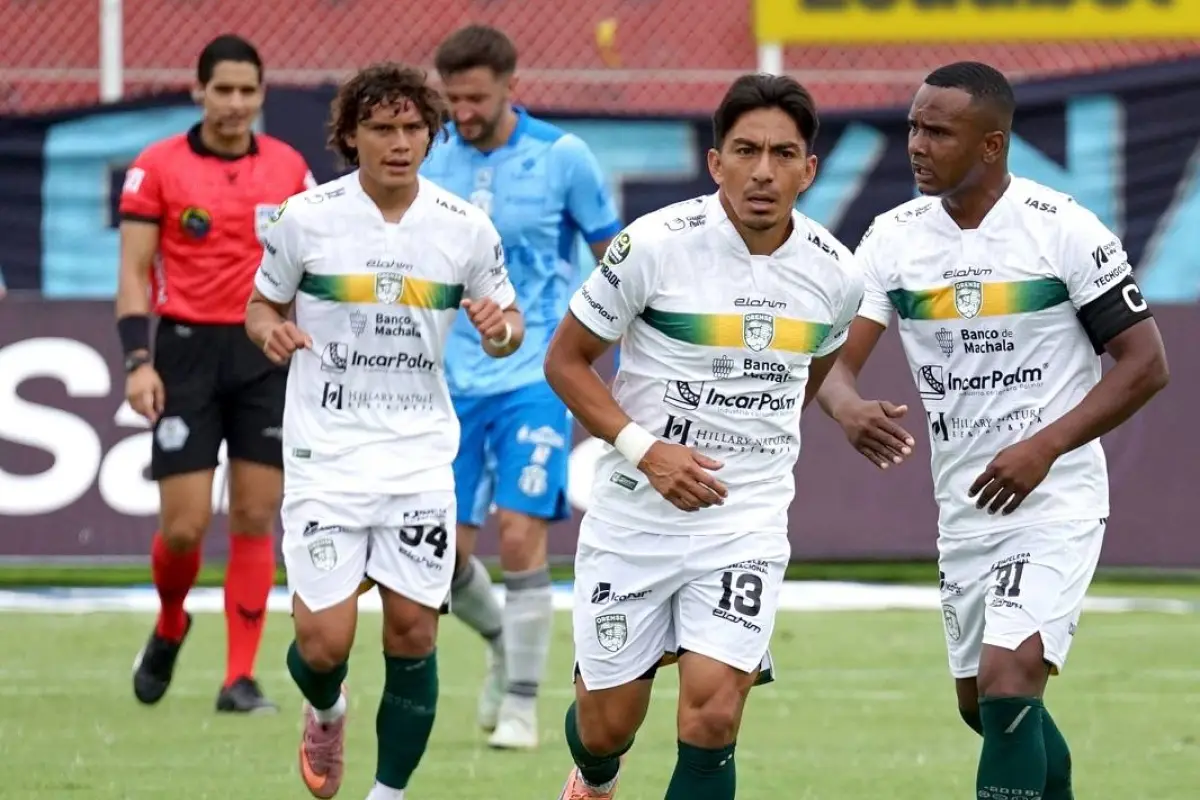 Jugadores de Orense celebrando el primer gol ante Macará en el estadio Bellavista de Ambato., Foto: Apifoto