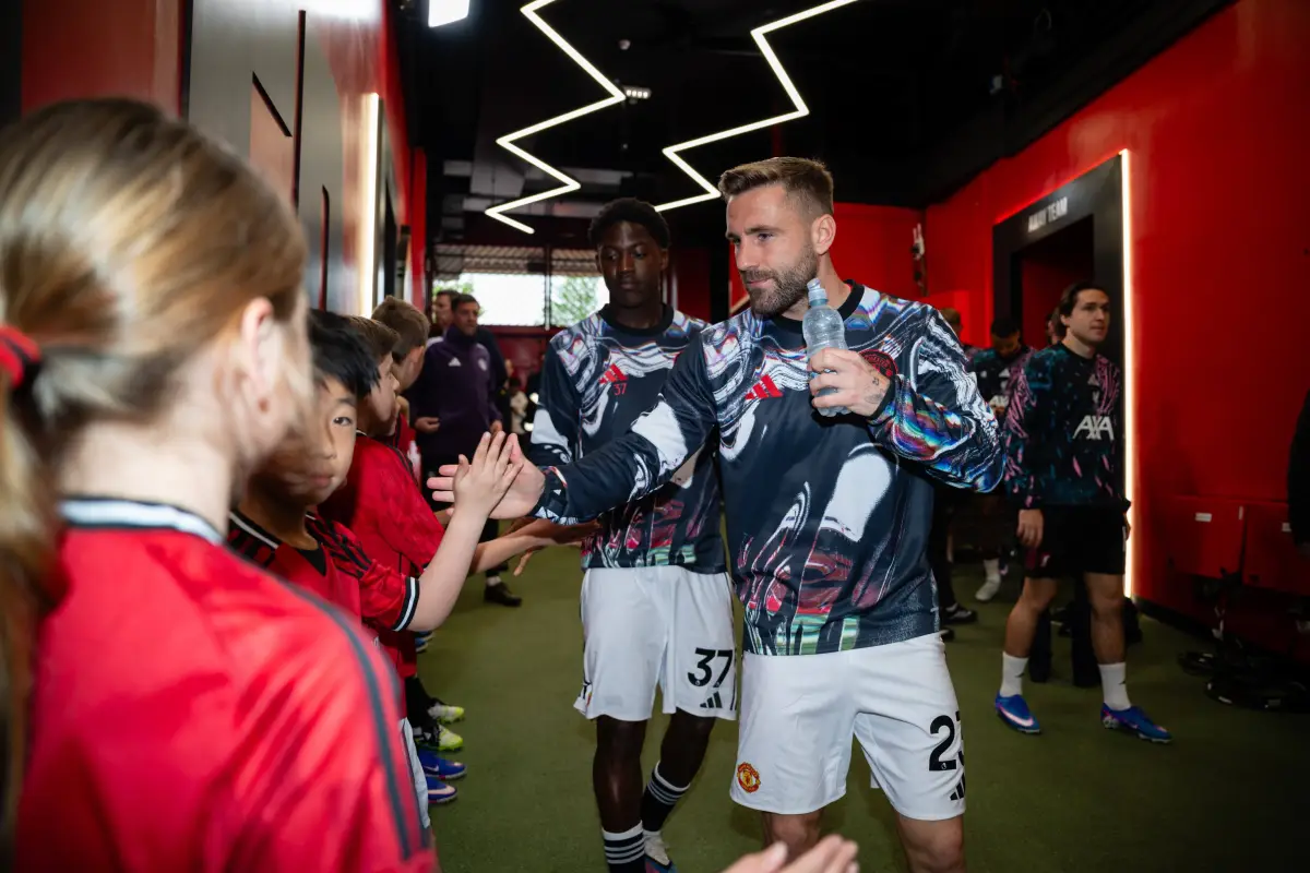 Jugadores del Manchester United saliendo al campo de juego en mayo del 2026