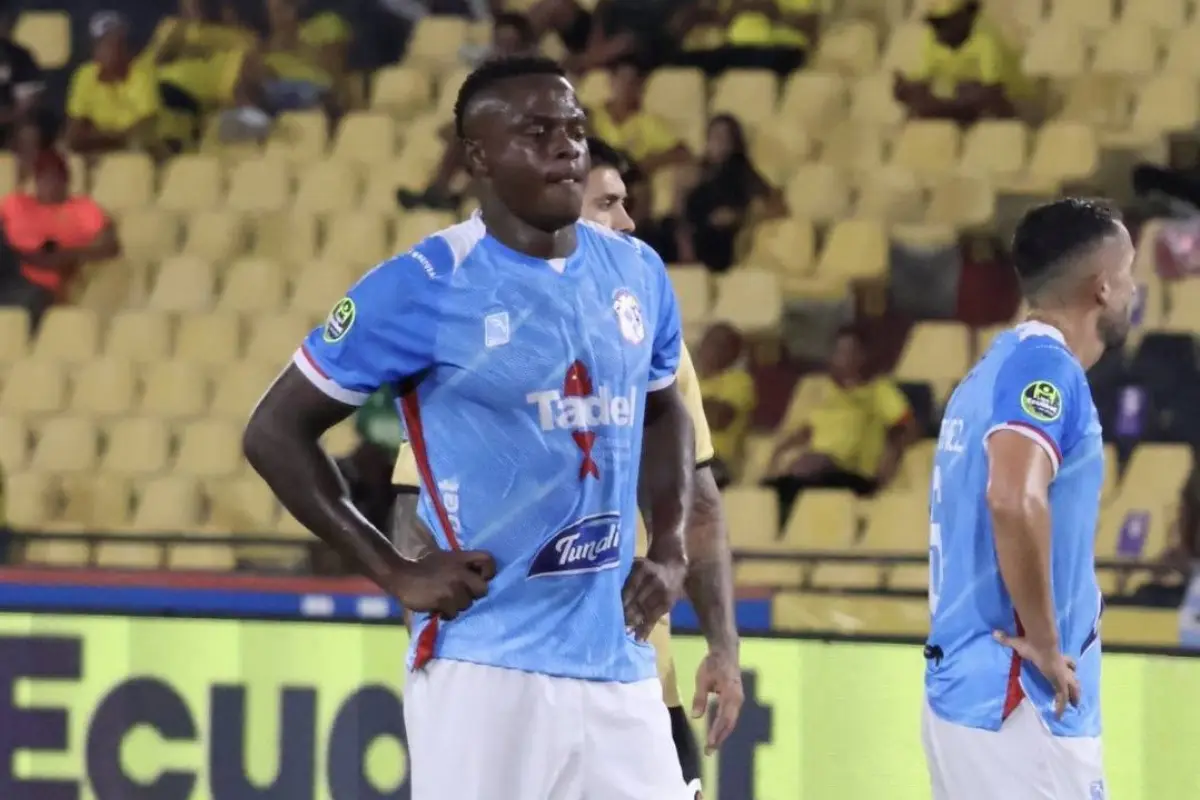 El delantero ecuatoriano José Angulo, que milita en el Manta FC., X: @MantaFutbolClub