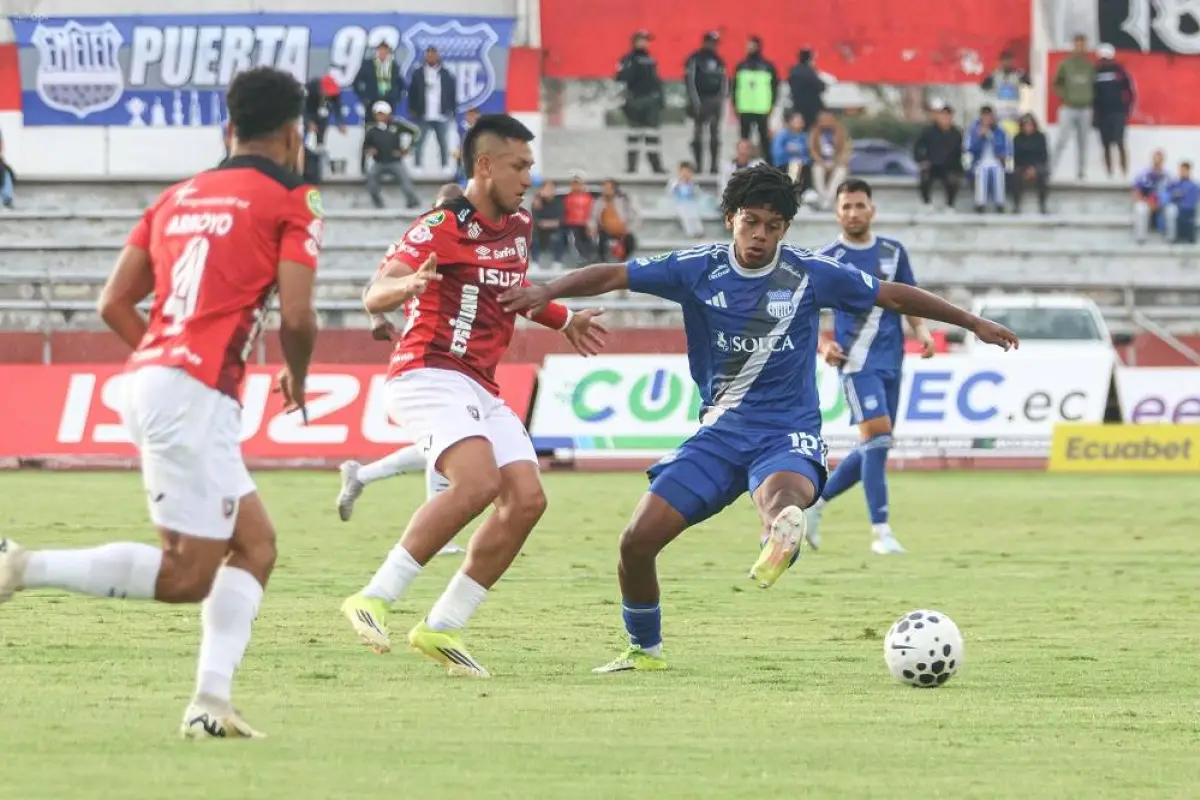Luis Fragozo (azul), figura de Emelec, fue marcado constantemente lo que no le permitió desarrollar su juego., Foto: Apifoto