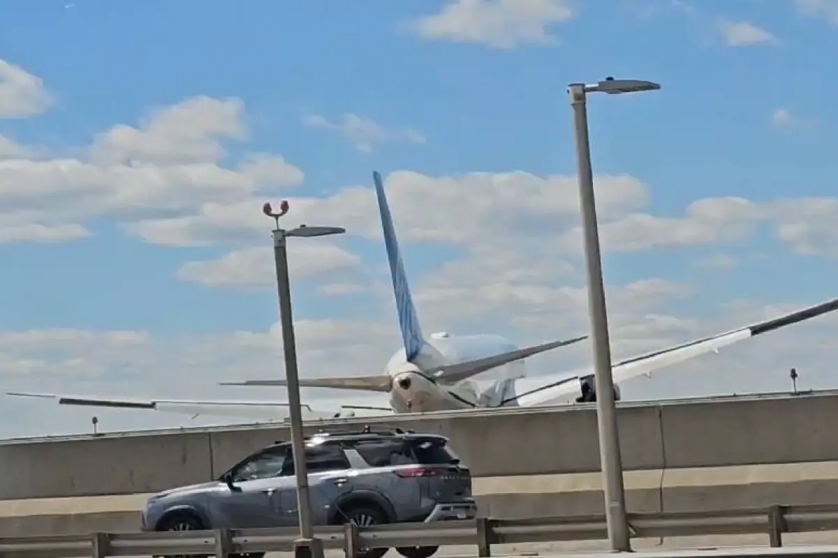 Un video captó el momento en el que avión pasa muy cerca de varios autos sobre la autopista que está adjunta al aeropuerto., Foto: Captura de pantalla