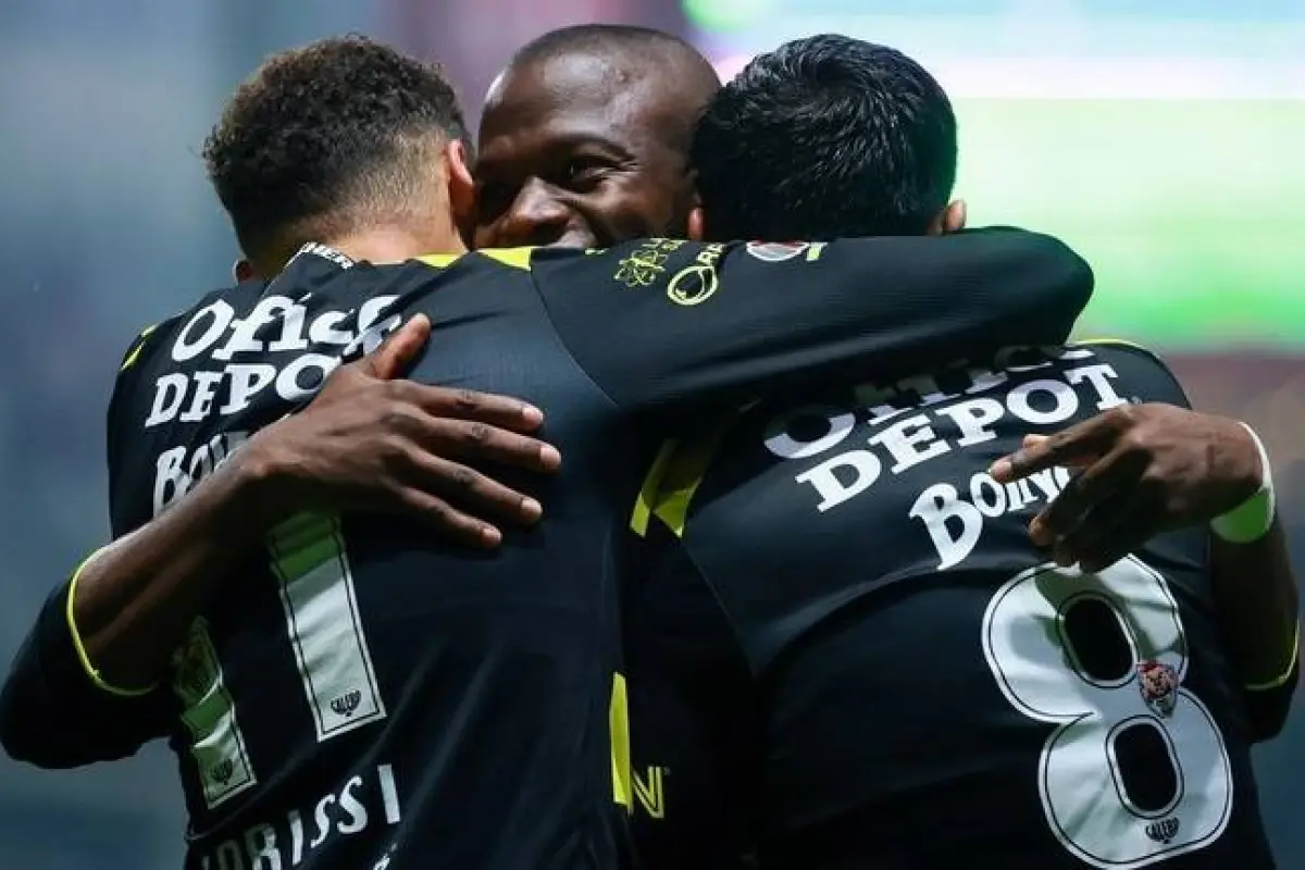 Enner Valencia felicitado por dos desus compañeros del Pachucha tras el gol de media distancia ue marcó., Foto: Agencias