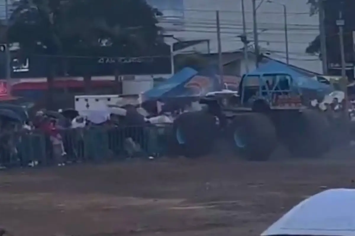 El momento en que el vehículo tipo monster embistió a varias personas quedó grabado por otros asistentes., Foto: Captura de pantalla