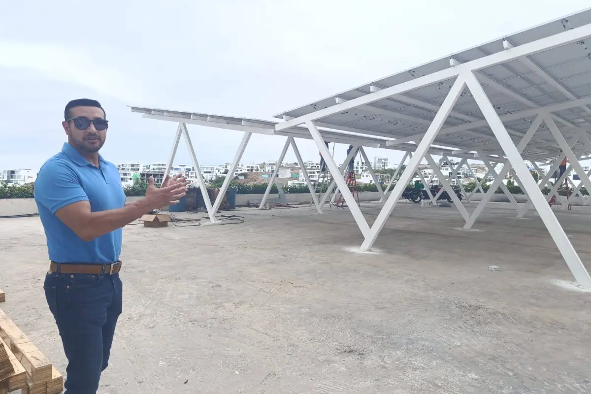 Paneles solares en un edificio de departamentos en Manta (archivo)., El Diario