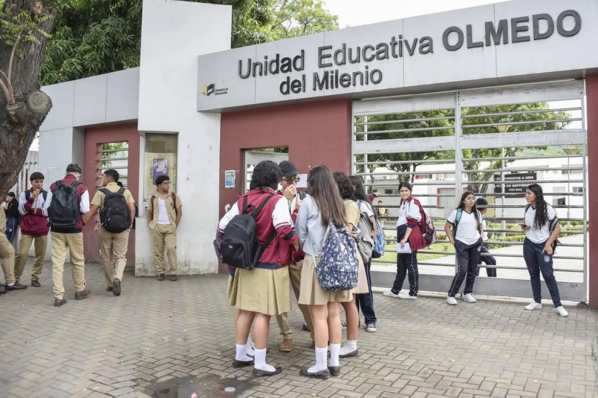 Estudiantes ecuatorianos regresan a clases el 4 de mayo de 2026 con ingreso escalonado en el régimen Costa-Galápagos