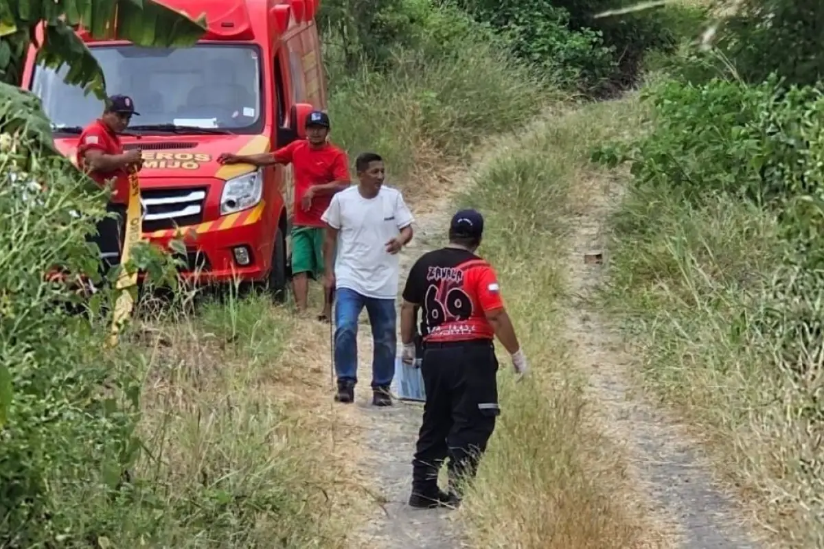 Hallan a un hombre sin vida dentro de un vehículo en una zona rural de Jaramijó, provincia de Manabí.