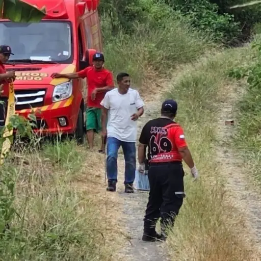 Hallan a un hombre sin vida dentro de un vehículo en una zona rural de Jaramijó, provincia de Manabí