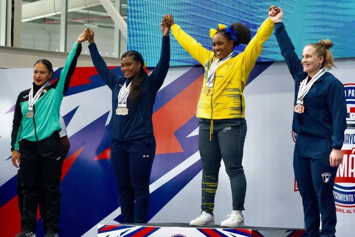 Kelin Jiménez logró tres medallas de oro en levantamiento de pesas