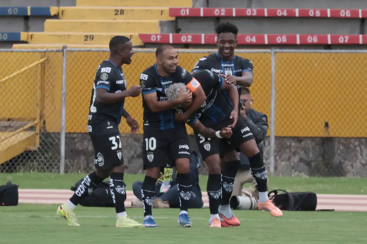 Jugadores de Independiente del Valle celebran uno de los goles de Emerson Pata