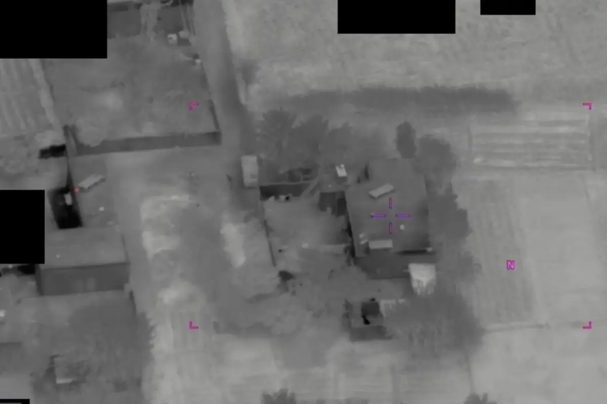 Entre la documentación publicada por el FBI figuran imágenes en las que aparecen ovnis junto a aeronaves de las fuerzas armadas estadounidenses., Captura de video.
