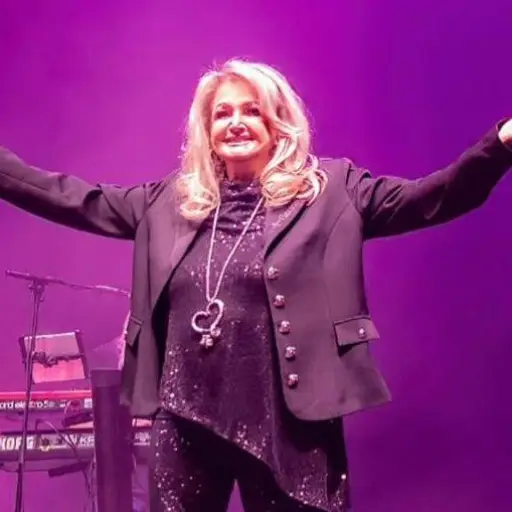 La cantante Bonnie Tyler ingresa a cuidados intensivos por complicaciones intestinales tras cirugía