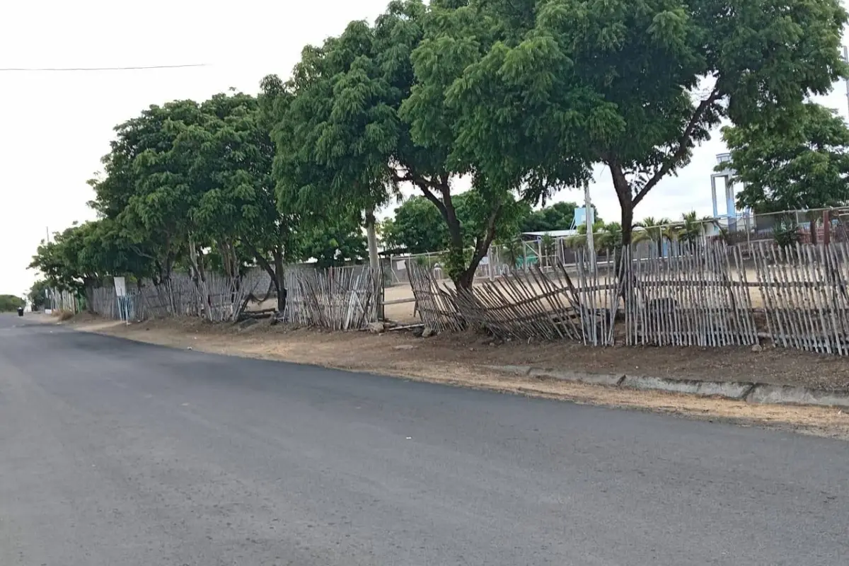 Piden materiales de construcción para cercar unidad educativa en La Travesía., El Diario
