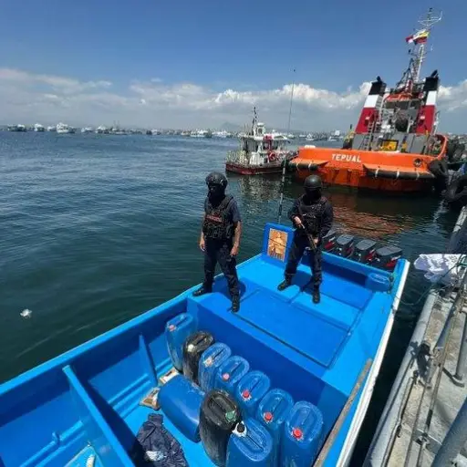 Incautan embarcación presuntamente vinculada al tráfico de drogas en Puerto Cayo