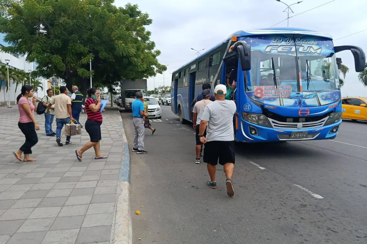 Usuarios de los buses urbanos en Manta. , El Diario